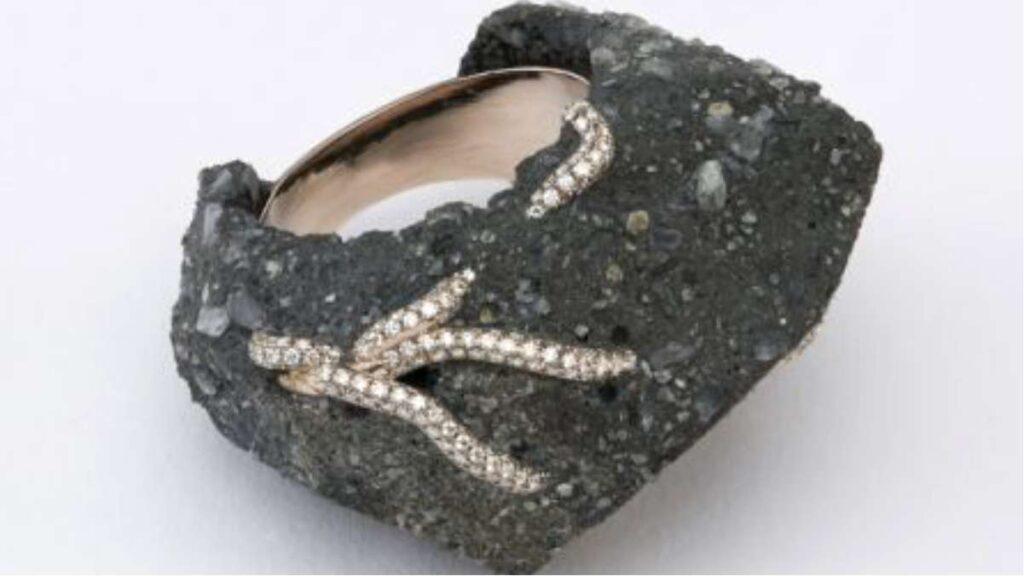 A ring made of concrete, blackened 18-karat grey gold and brilliant-cut round diamonds. By Studio Renn