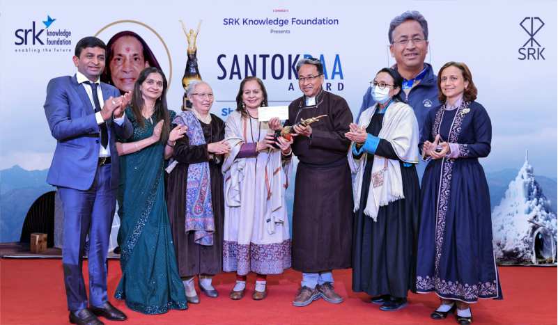 SRK Knowledge Foundation presented the prestigious Santokba Manavratna Award to Sonam Wangchuk-5