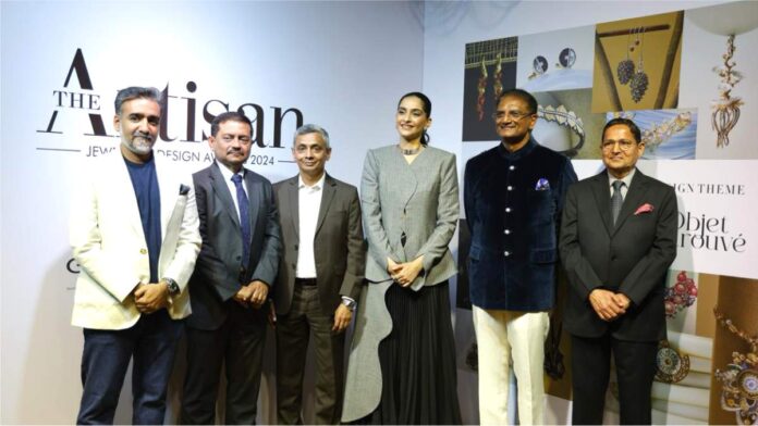 GJEPCs Artisan Award held in Mumbai in presence of Bollywood actress Sonam Kapoor-1