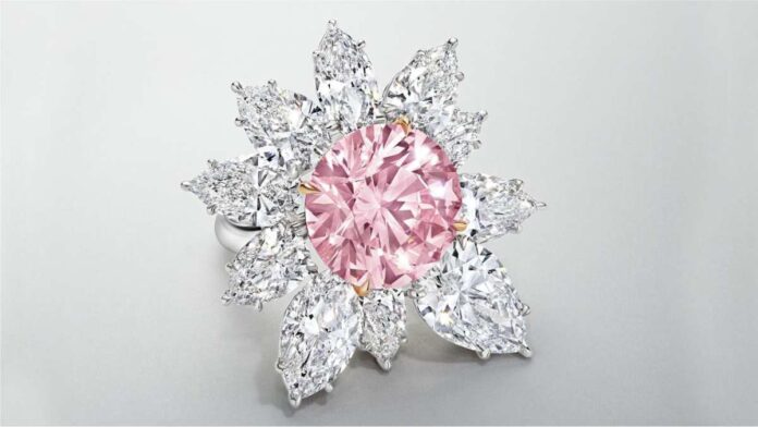 Pink diamond ring sold for 13 million dollars at Christies auction in New York-1