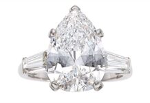 Heritage Auctions valued Van Cleef diamond ring at 300000 dollar