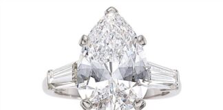 Heritage Auctions valued Van Cleef diamond ring at 300000 dollar