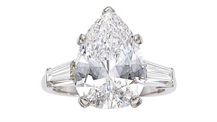 Heritage Auctions valued Van Cleef diamond ring at 300000 dollar