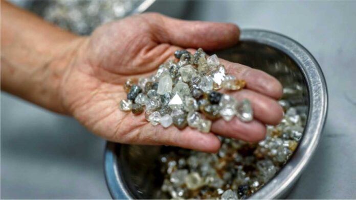 Angolan police seized more than 300 diamonds in Lunda-Norte province