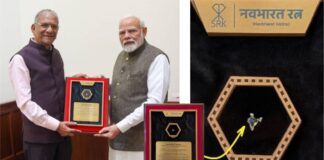 MP Govindbhai Dholakia presented Navbharat Ratna diamond made in Surat to PM Modi-1