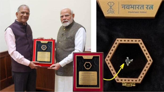 MP Govindbhai Dholakia presented Navbharat Ratna diamond made in Surat to PM Modi-1