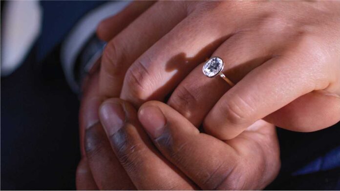 US couples spend an average of 5000 on engagement rings survey report-1